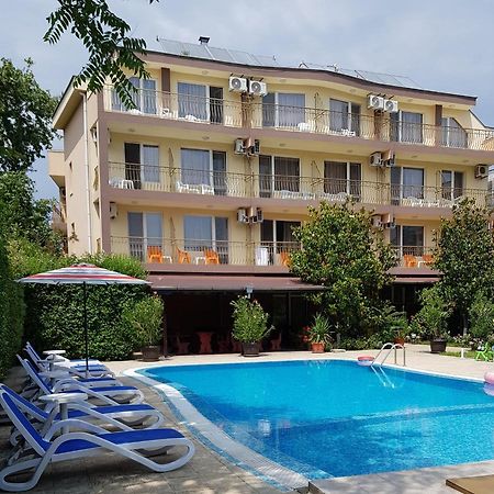 Family Hotel Magnolia Pantai Sunny Bagian luar foto
