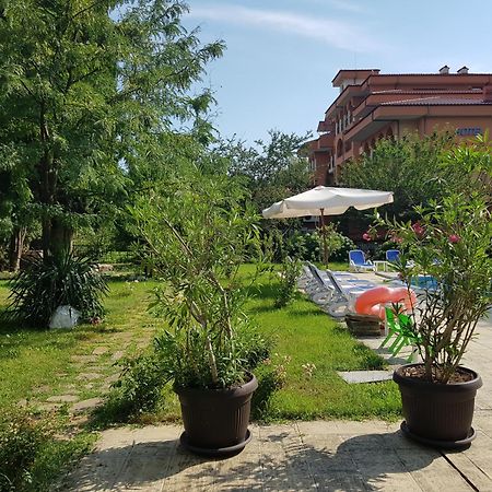 Family Hotel Magnolia Pantai Sunny Bagian luar foto