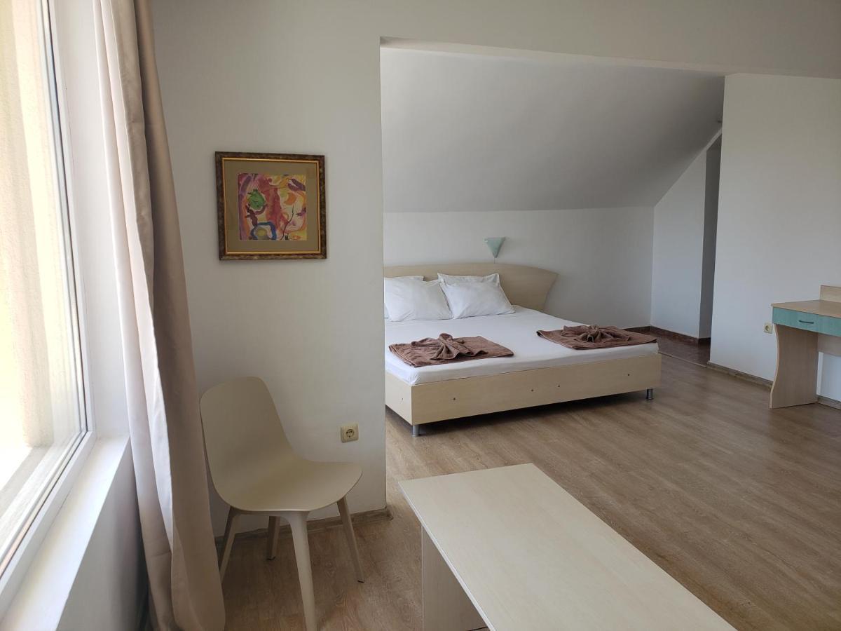 Family Hotel Magnolia Pantai Sunny Bagian luar foto