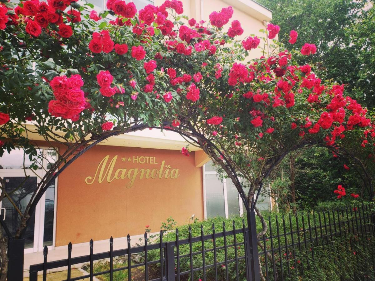 Family Hotel Magnolia Pantai Sunny Bagian luar foto