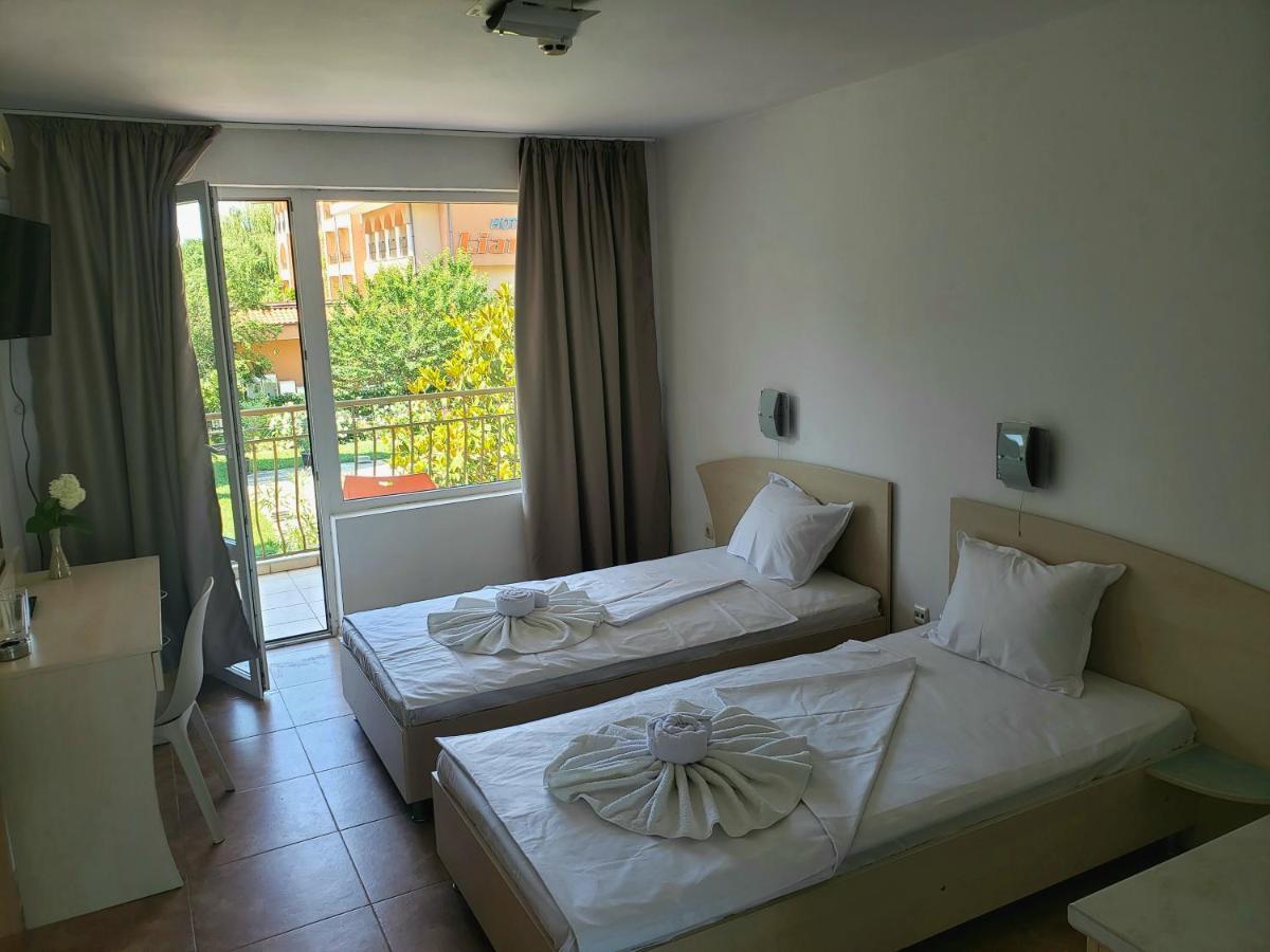 Family Hotel Magnolia Pantai Sunny Bagian luar foto