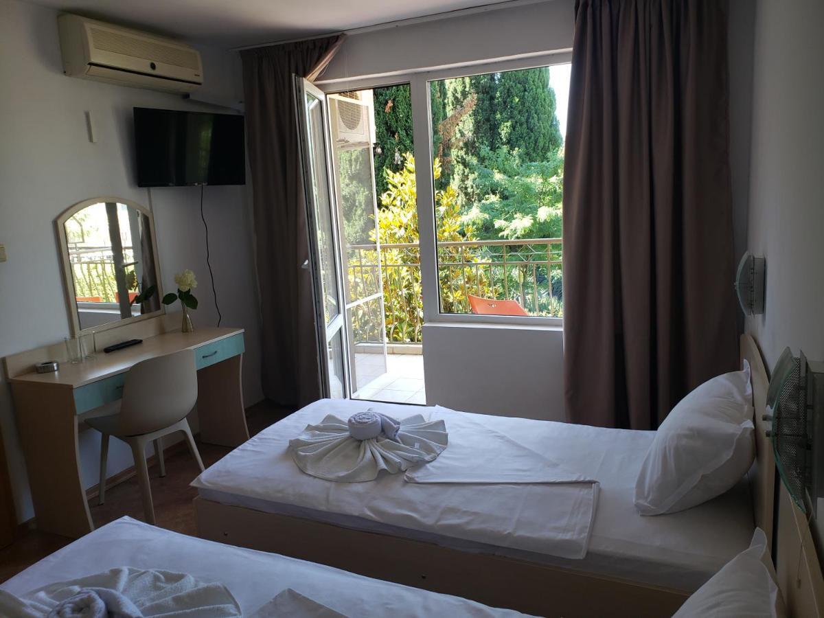 Family Hotel Magnolia Pantai Sunny Bagian luar foto