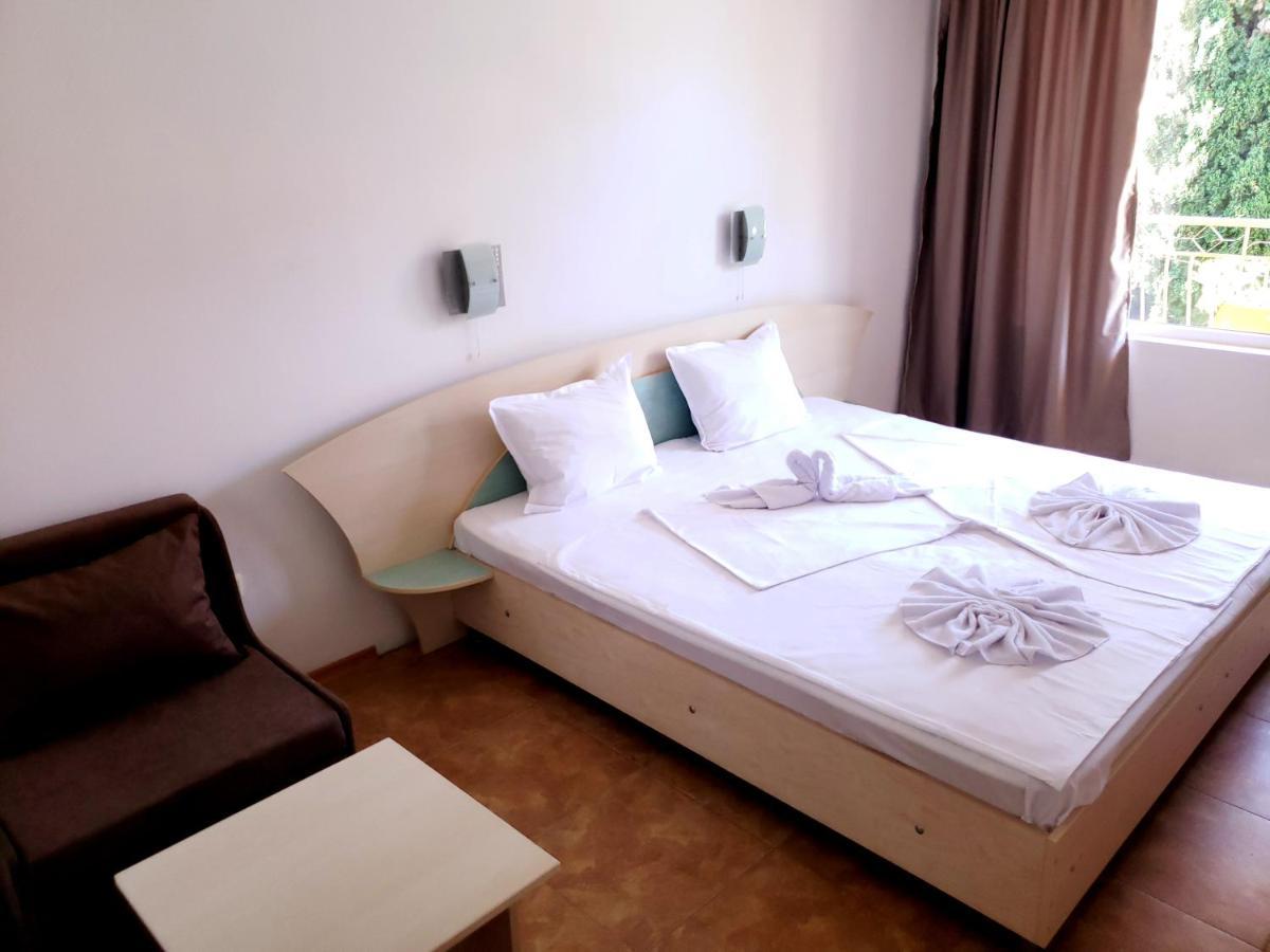 Family Hotel Magnolia Pantai Sunny Bagian luar foto