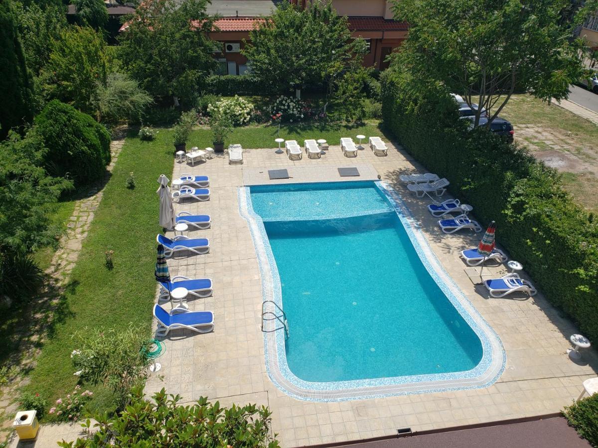 Family Hotel Magnolia Pantai Sunny Bagian luar foto