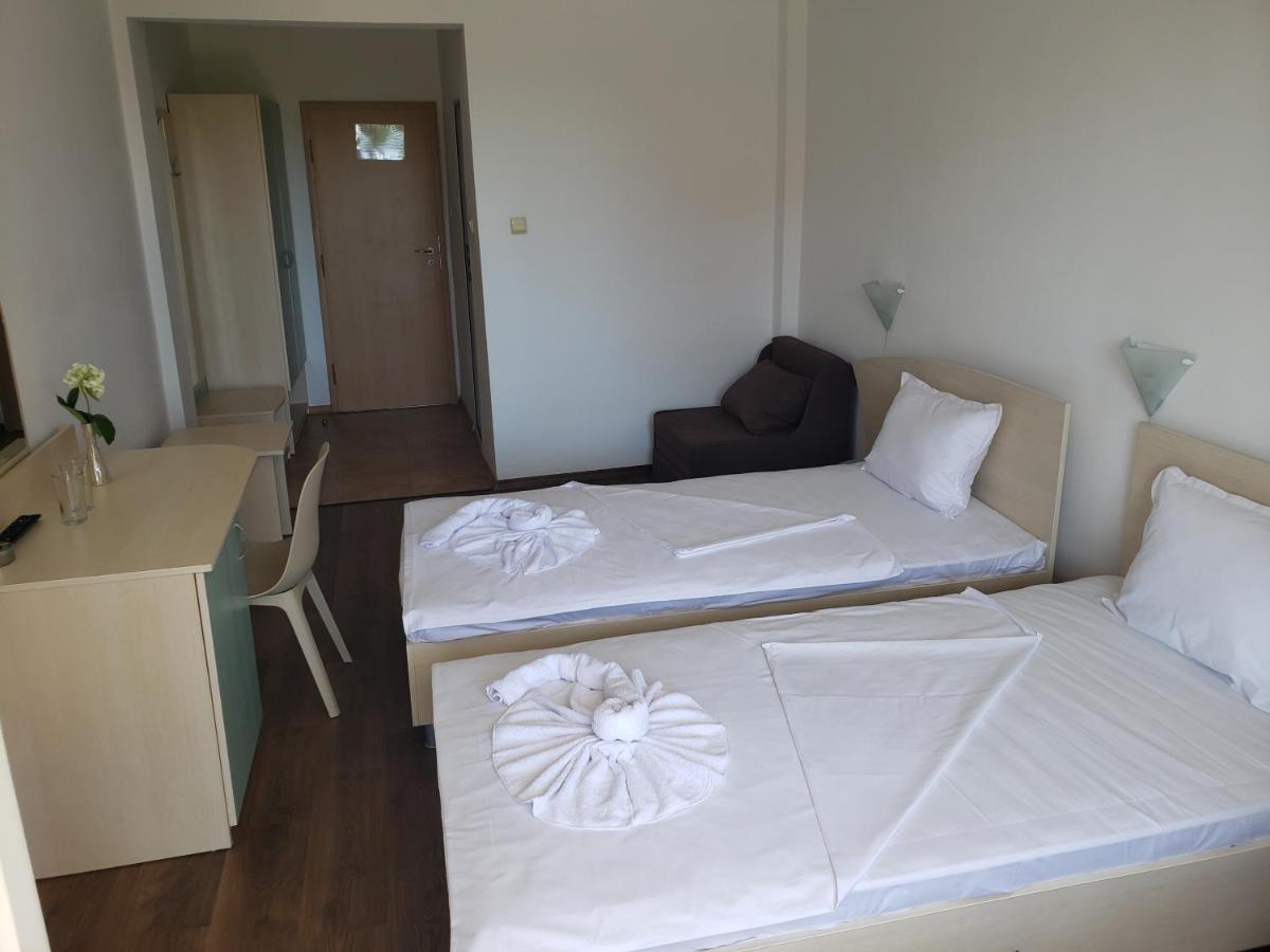 Family Hotel Magnolia Pantai Sunny Bagian luar foto