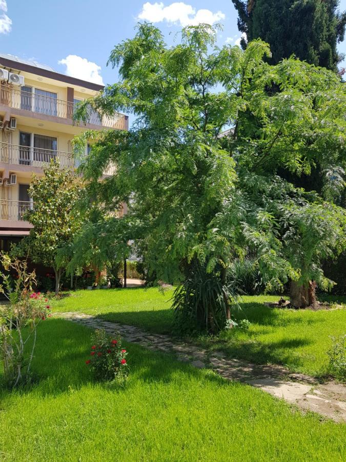 Family Hotel Magnolia Pantai Sunny Bagian luar foto