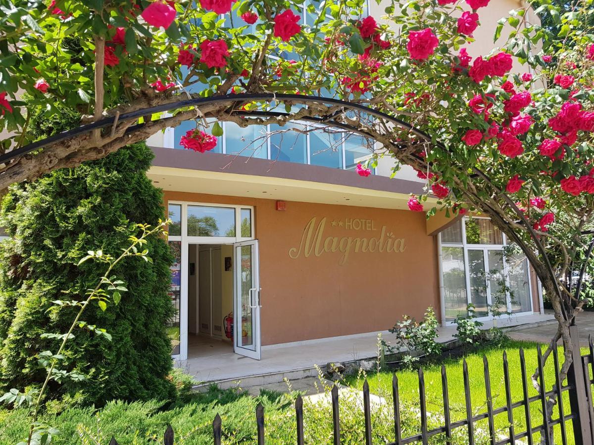 Family Hotel Magnolia Pantai Sunny Bagian luar foto