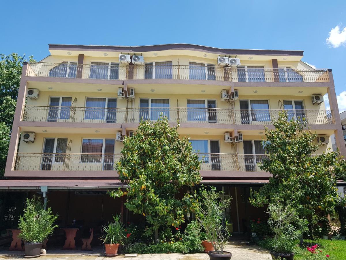 Family Hotel Magnolia Pantai Sunny Bagian luar foto