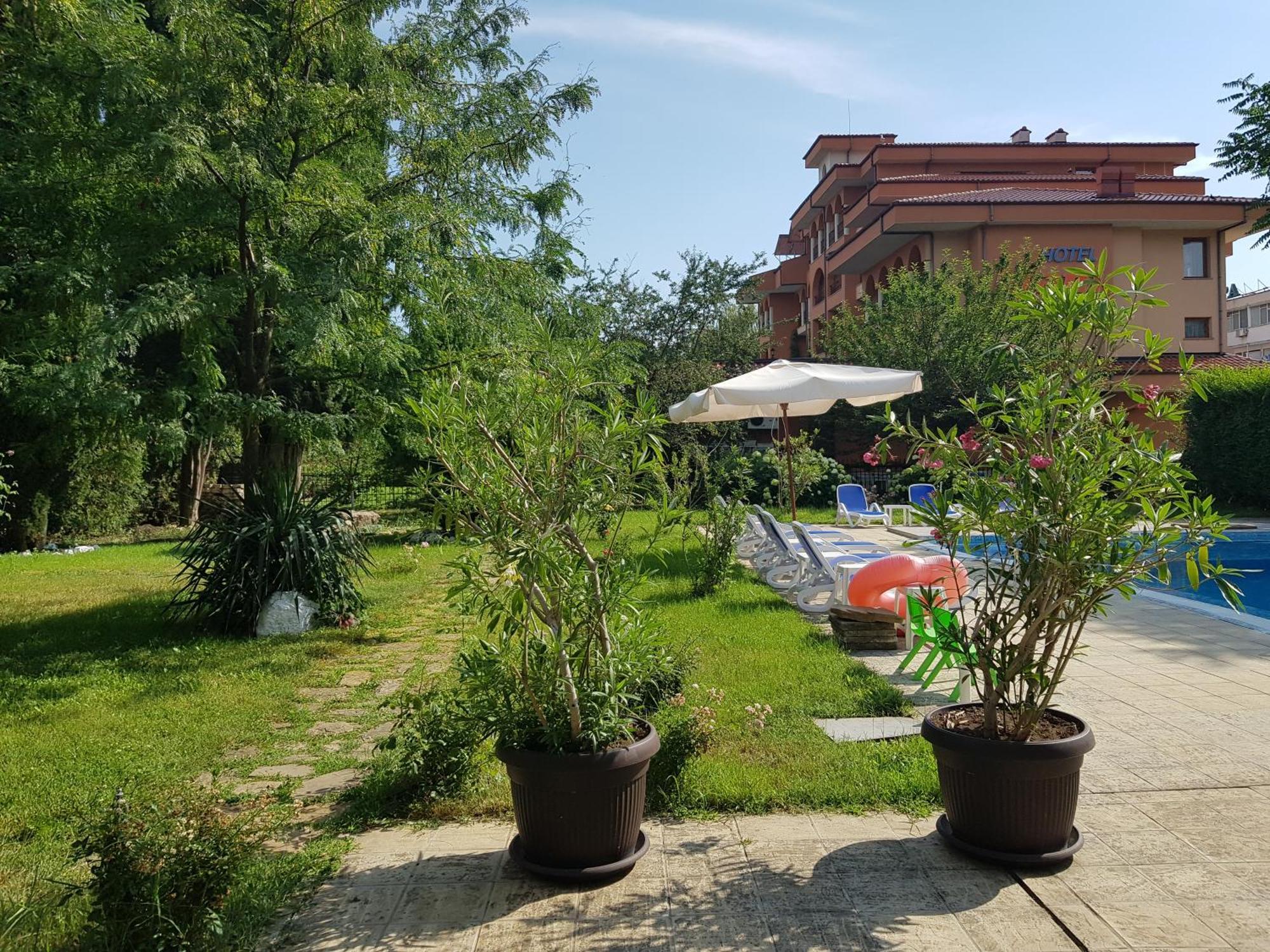 Family Hotel Magnolia Pantai Sunny Bagian luar foto