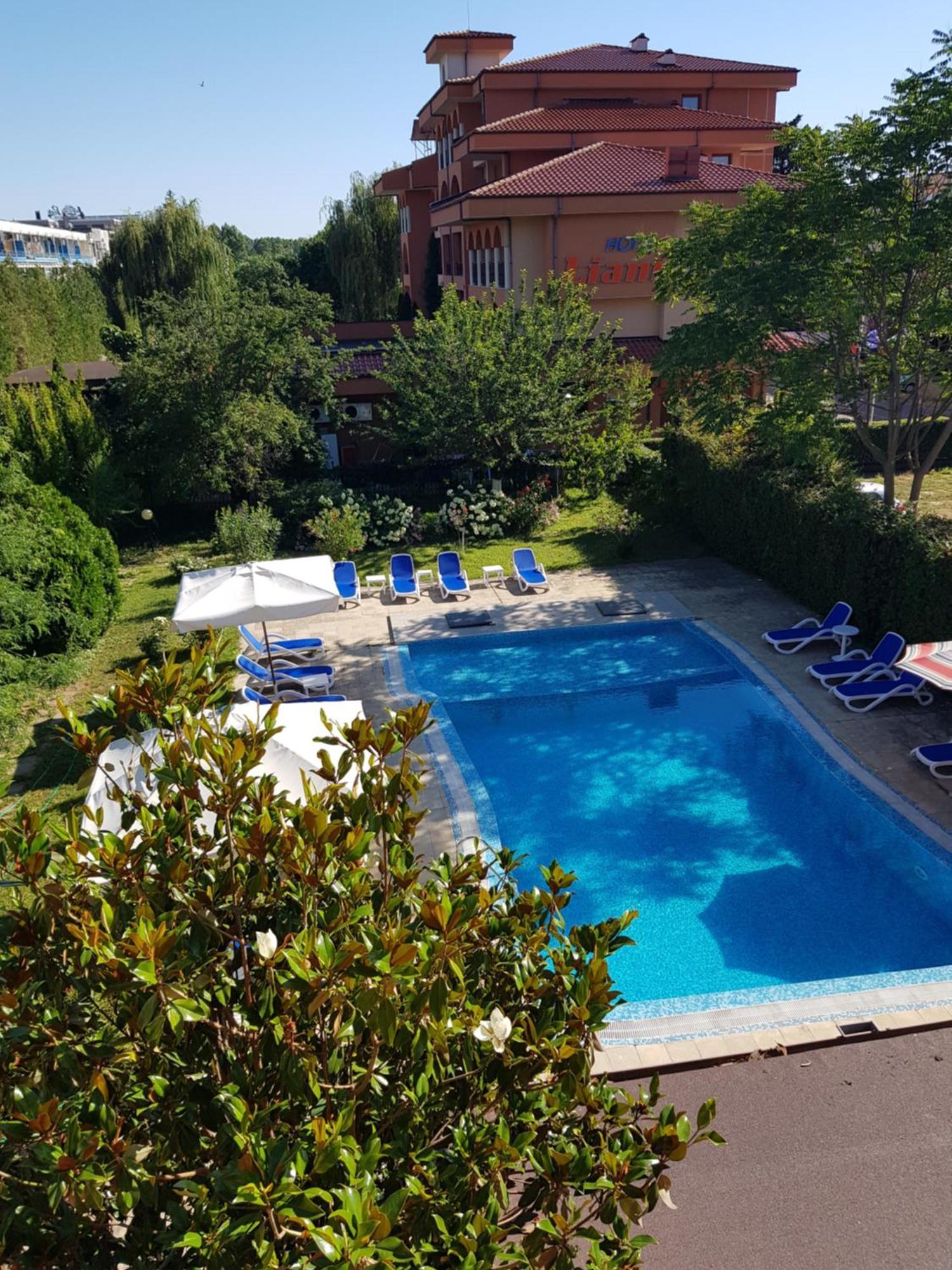 Family Hotel Magnolia Pantai Sunny Bagian luar foto