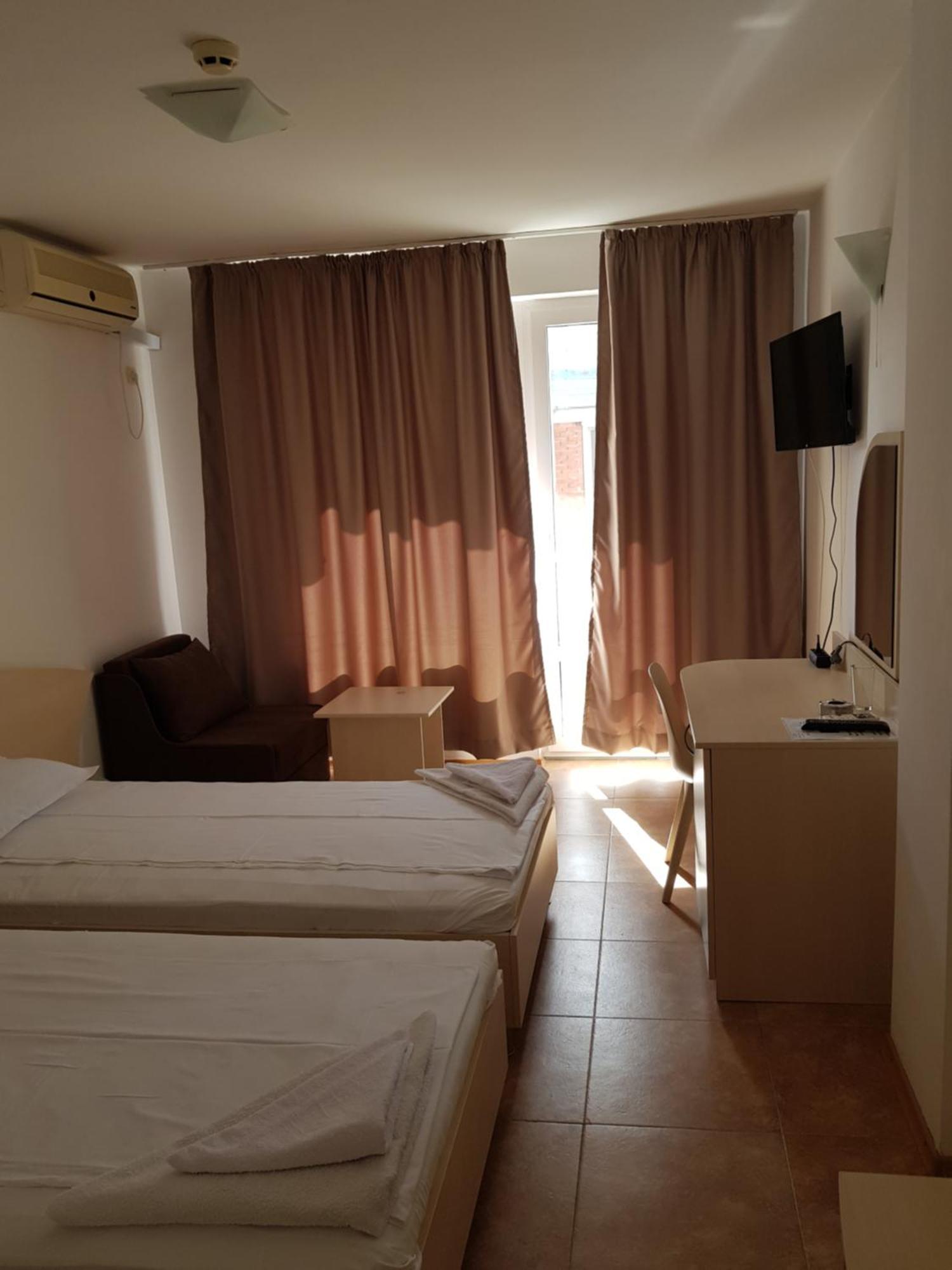 Family Hotel Magnolia Pantai Sunny Bagian luar foto