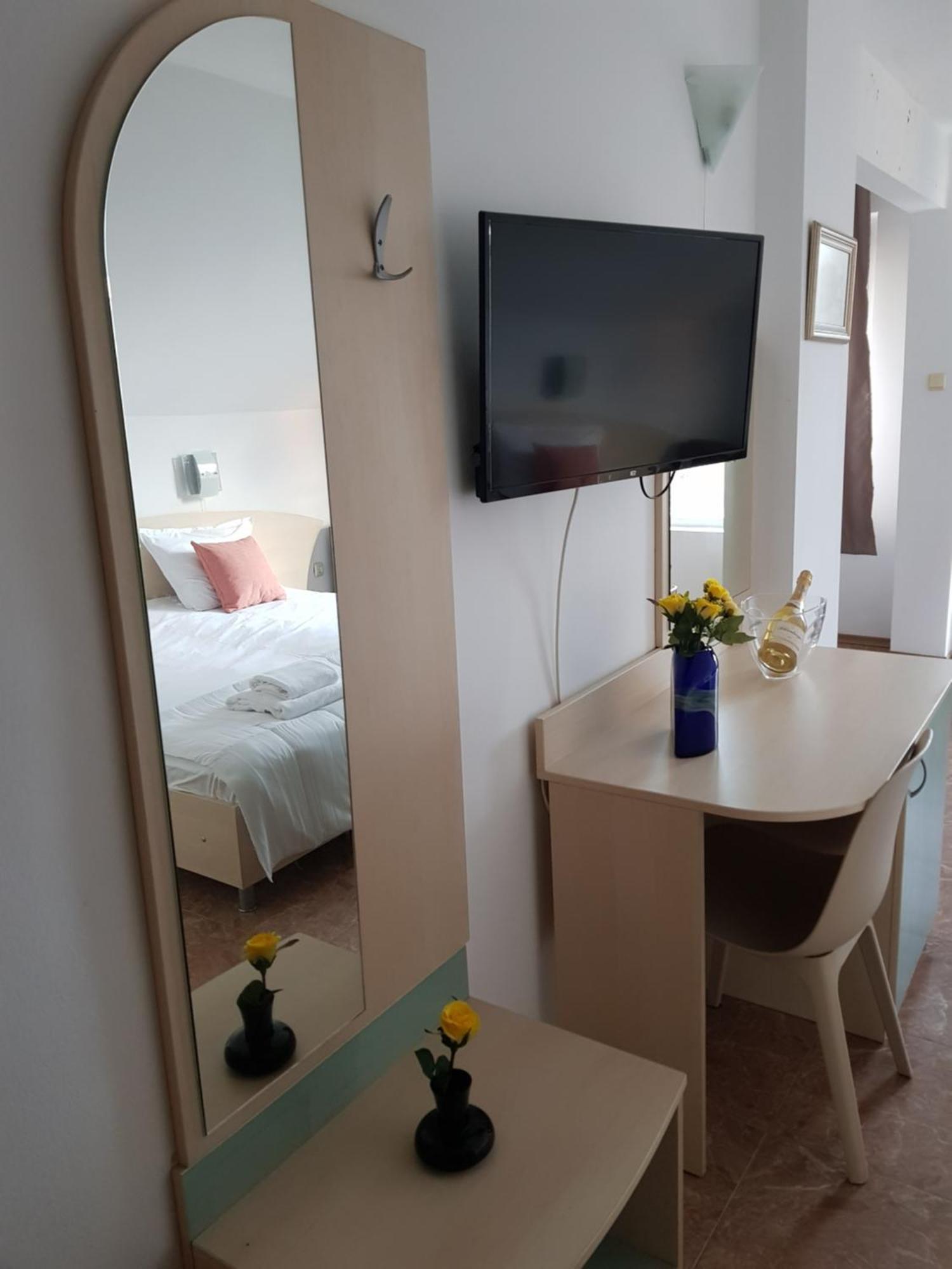 Family Hotel Magnolia Pantai Sunny Bagian luar foto
