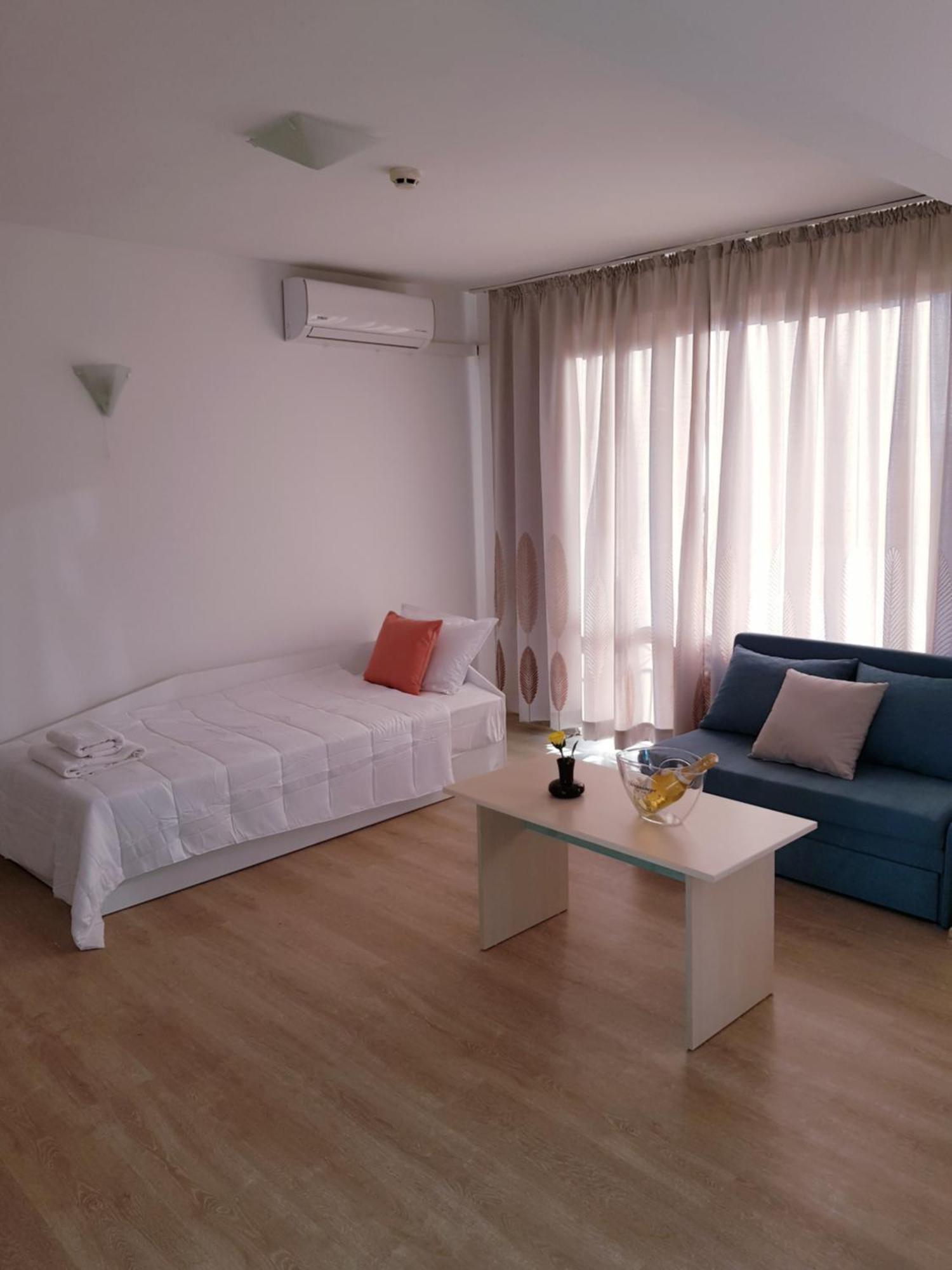 Family Hotel Magnolia Pantai Sunny Bagian luar foto