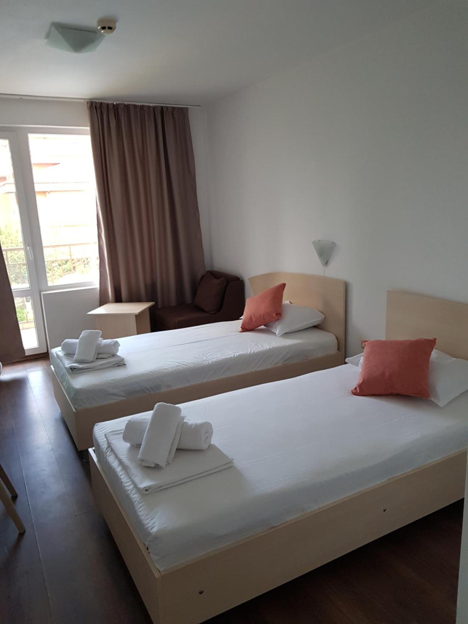 Family Hotel Magnolia Pantai Sunny Bagian luar foto