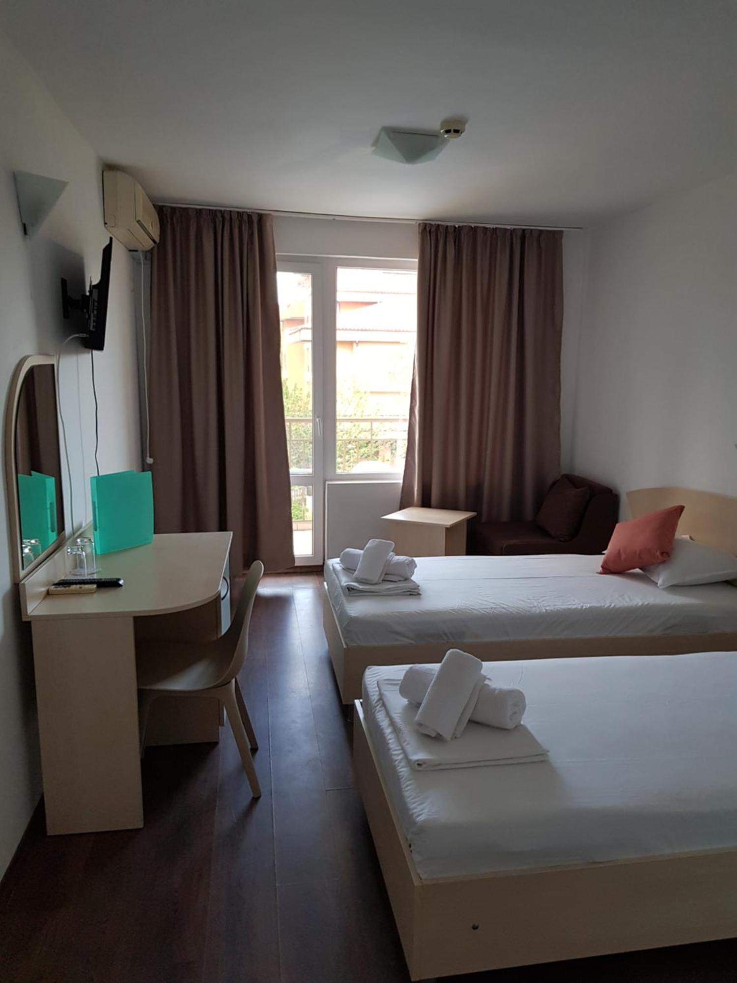 Family Hotel Magnolia Pantai Sunny Bagian luar foto